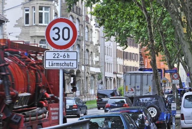 Die Stadt will das Tempolimit nach End...die Uhr auf der B-31-Stadtdurchfahrt.   | Foto: Michael Bamberger