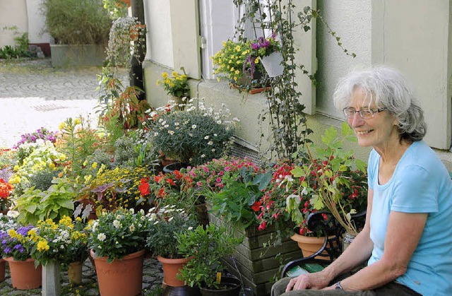 Magdalene Wolfangel mit ihren Blumen v...an der Schnaugasse in Bad Sckingen    | Foto: Claudia Leber