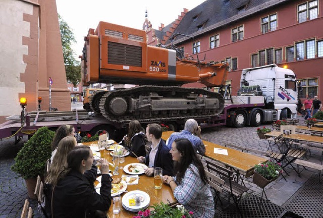 Unterschrocken verfolgen Touristen die Ankunft des Abrissbaggers.   | Foto: michael bamberger