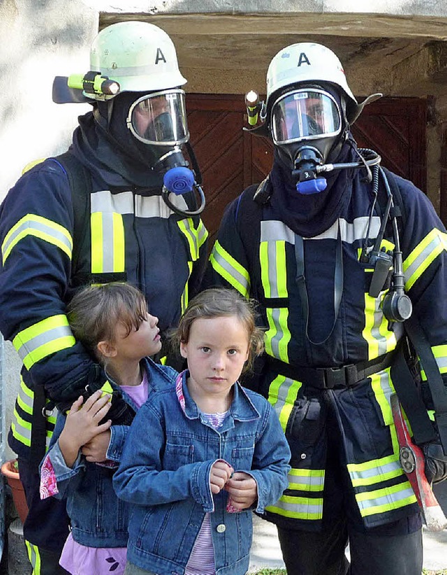 Feuerwehrleute mit Atemschutz und zwei &#8222;gerettete&#8220; Kinder.   | Foto: Barbara Odrich-Rees