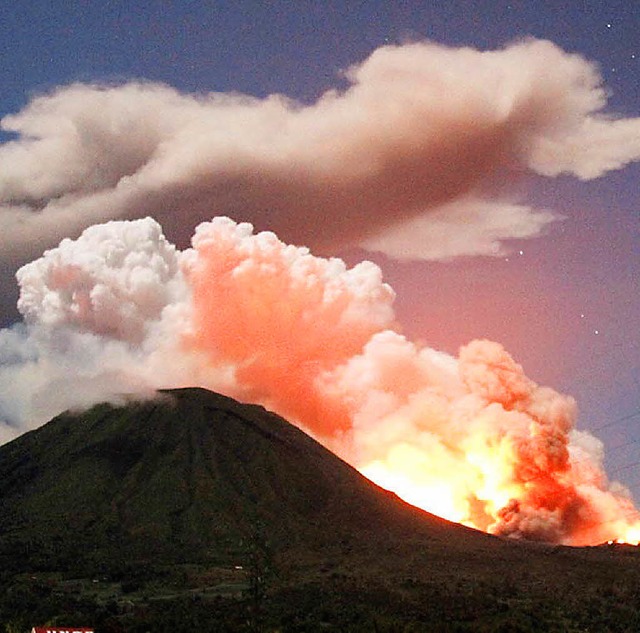 Feuer und Qualm um den den Mount Lokon   | Foto: dpa