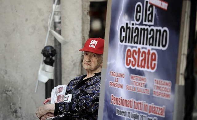 Eine Rentnerin protestiert vor dem Parlament gegen die Sparplne.   | Foto: AFP