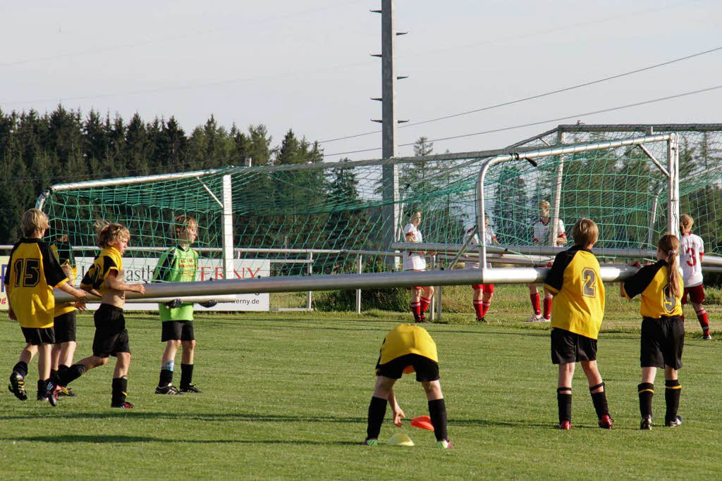 Nach dem Spiel rumten die Jugendspieler aus Mettenberg die Tore vom grnen Rasen
