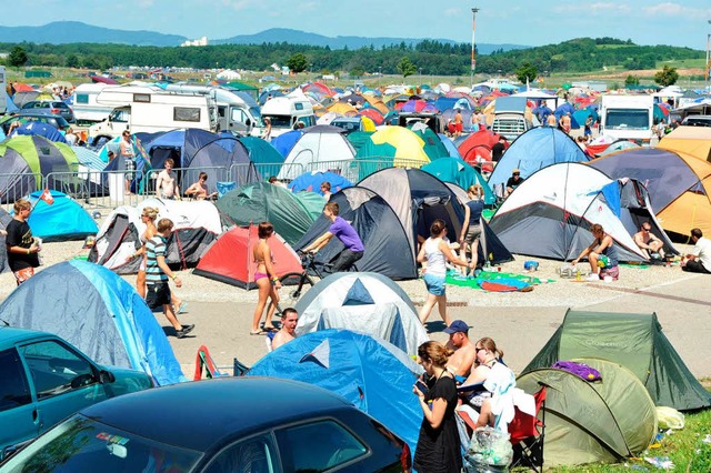 Dicht an dicht stehen die Zelte auf de...gerichteten Campingplatz an der Messe.  | Foto: Rita Eggstein