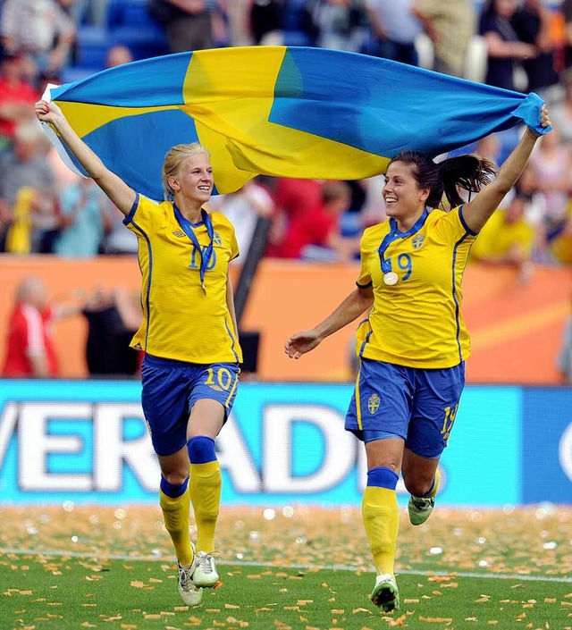 Sofia Jakobsson (links) und Madeleine ...ritten Platz bei der Frauenfuball-WM.  | Foto: dpa
