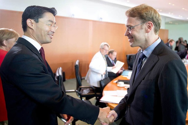 Bundesbankchef Jens Weidmann (rechts, ...ler) warnt vor einer Schulden-Haftung.  | Foto: dapd