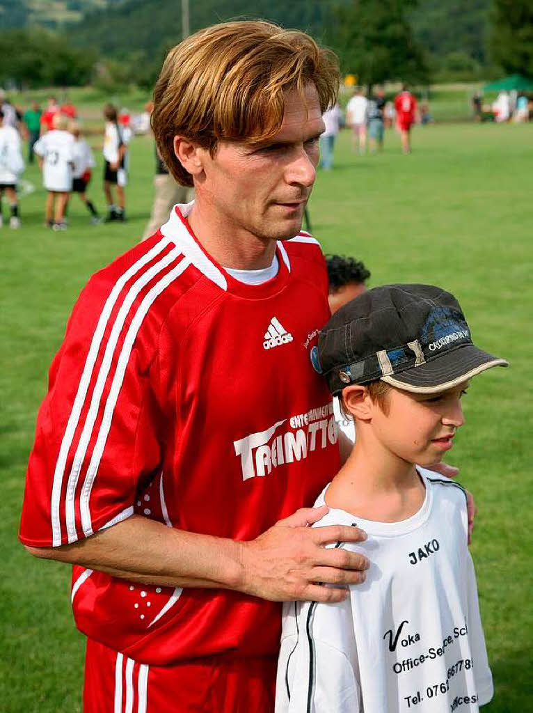 Dariusz Wosz und ein junger Fan.