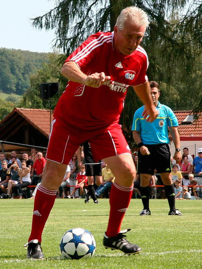 Klaus Fischer am Ball – immer mit Drang zum Tor.