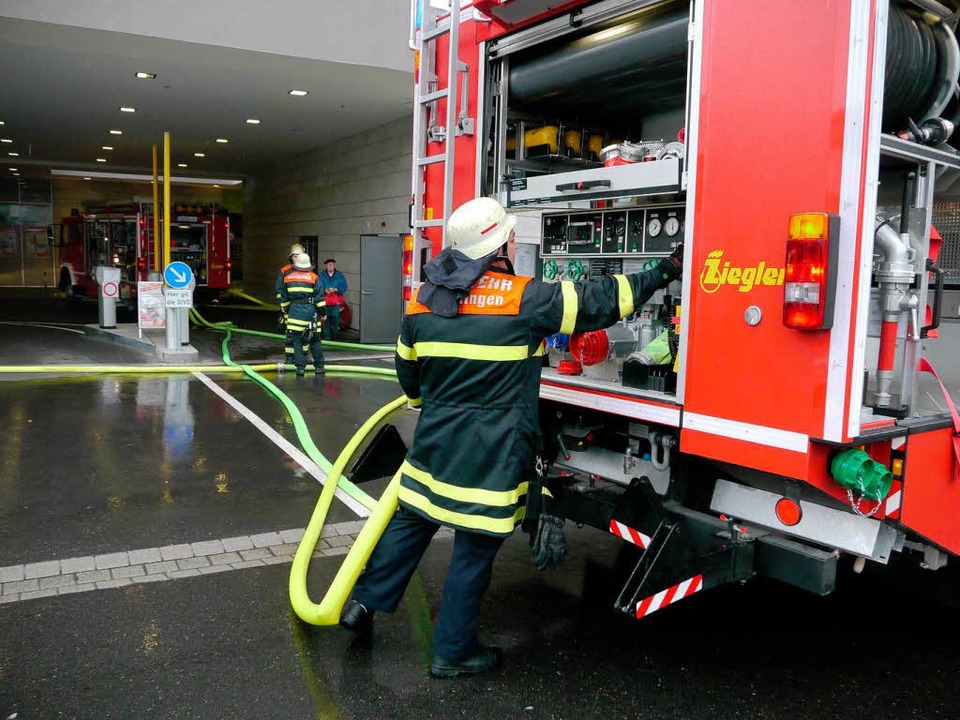 Großeinsatz für die Feuerwehr in der M... obersten Geschoss ein Brand ausbrach.  | Foto: Martin Wendel