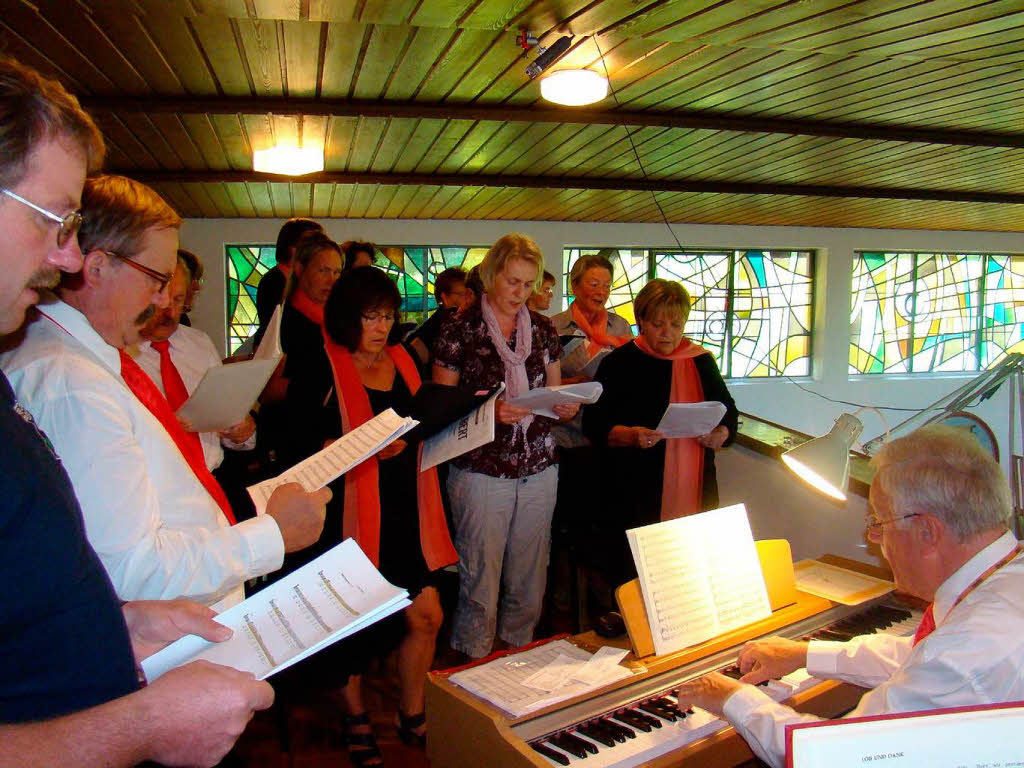 Das 50 jhrige Bestehen der  Feuerwehr Ebnet wurde gebhrend gefeiert. Der Gottesdienst wurde vom Singkreis Ebnet unter der Leitung von  Hermann Schmitt an der Orgel und Gastsngern begleitet.