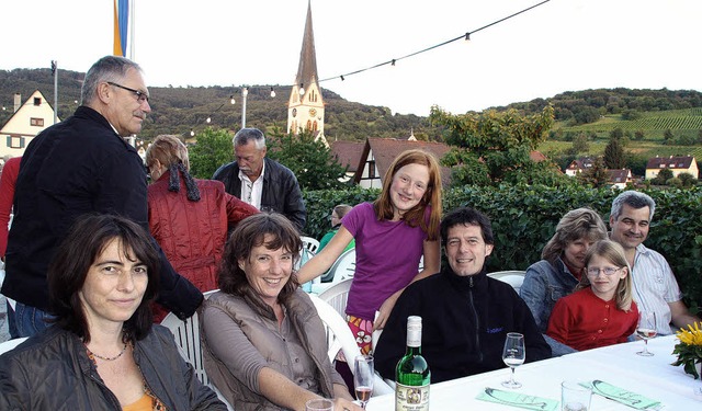 Spa haben diese Gste des Ebringer Wein- und Sektfestivals am Freitagabend.   | Foto: Silvia Faller