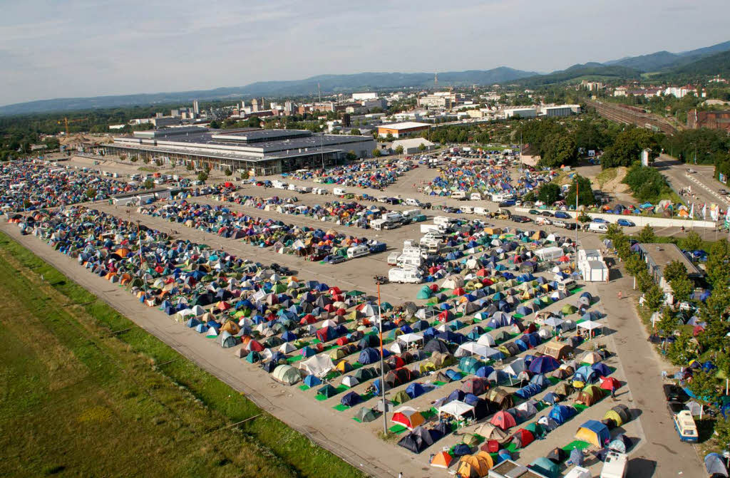 Massig Besucher, massig Zelte beim Sea of Love