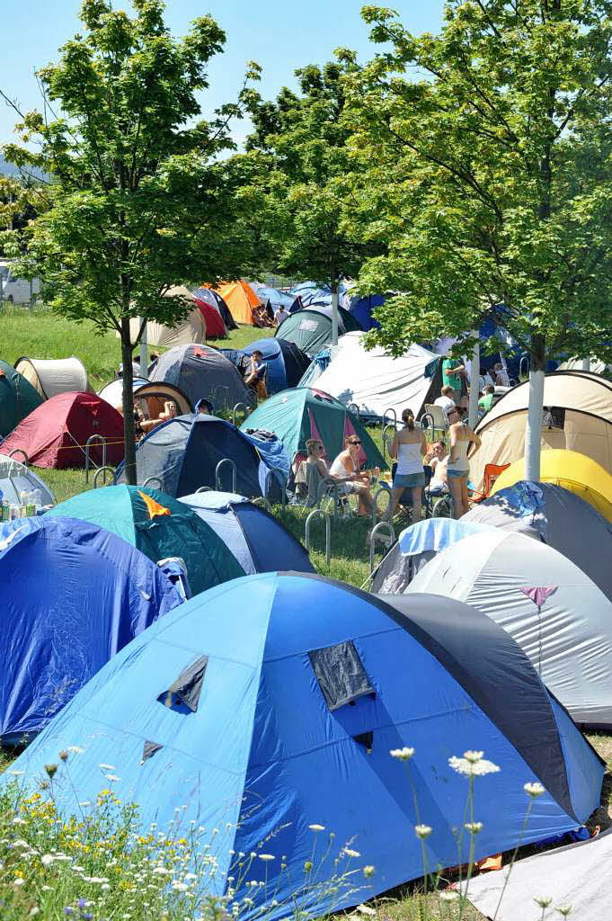 Massig Besucher, massig Zelte beim Sea of Love