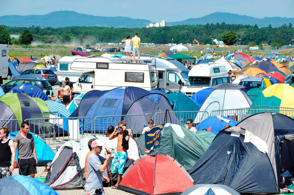 Massig Besucher, massig Zelte beim Sea of Love