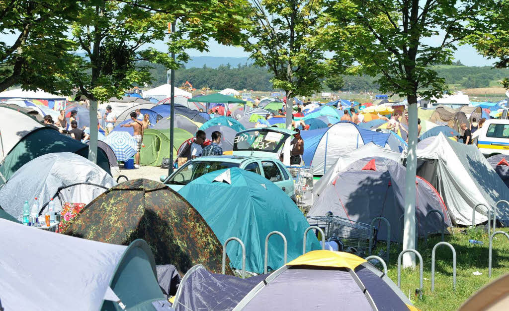 Massig Besucher, massig Zelte beim Sea of Love