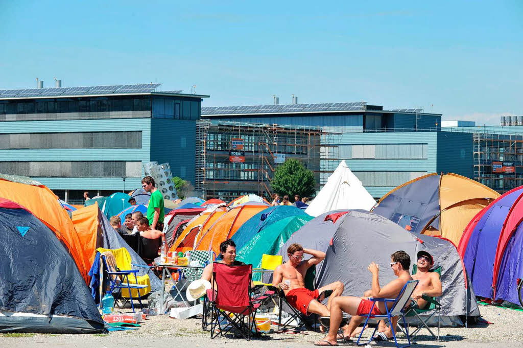 Massig Besucher, massig Zelte beim Sea of Love