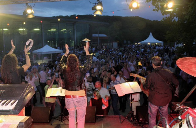 Beim Auftritt der  &#8222;Night Kings&...ie Festival-Besucher kein Halten mehr.  | Foto: Reinhard Cremer