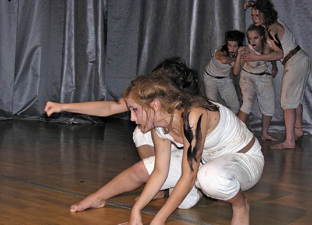 Die Schauspieler der Theater-AG am Gym...ei Kleists &#8222;Penthesilea&#8220;.   | Foto: Ute Schler