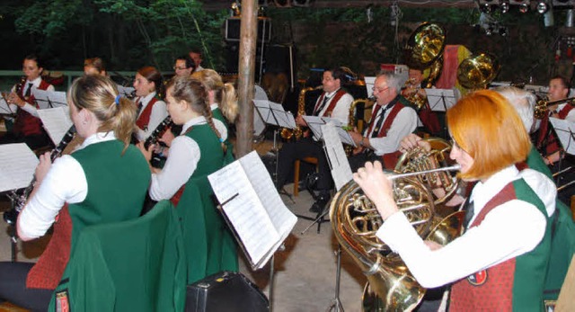 Kein Waldfestauftakt in Sasbach ohne den Musikverein Nordweil.   | Foto: Roland Vitt