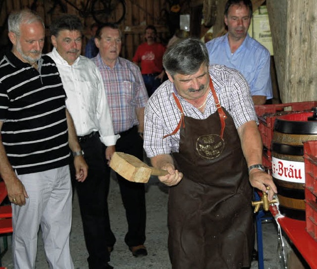 Fassanstich zum Dreschefest durch Ortsvorsteher Ernst He.   | Foto: Marion Domann