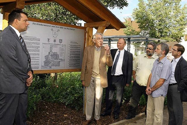 Neue Infotafel mitten im Dorf