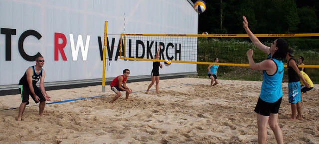 Erste Spiele bei der Einweihung des Be...atzes auf dem TC-Gelnde am Bruckwald.  | Foto: Karin Heiss