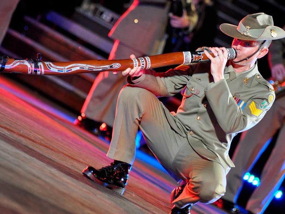Die australischen Militärmusiker baut auch Didgeridoo-Klänge in ihre Show ein.  | Foto: Daniel Gramespacher