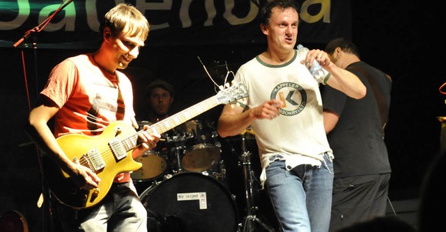 Auch die Gruppe Colors of the Sun bege... ihr Publikum beim Rheinrockfestival.   | Foto: Volker Mnch