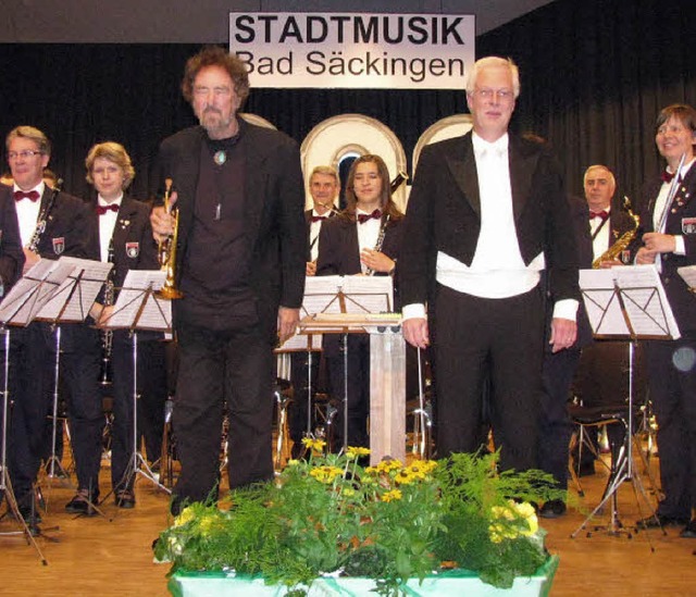 Die Stadtmusik unter Leitung von Johan...erraschungsgast Edward Tarr (rechts).   | Foto: Michael Gottstein