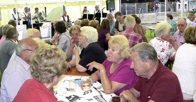 Die Wiesental-Musikanten unterhielten ...te beim Sommerfest wieder aufs Beste.   | Foto: Georg diehl