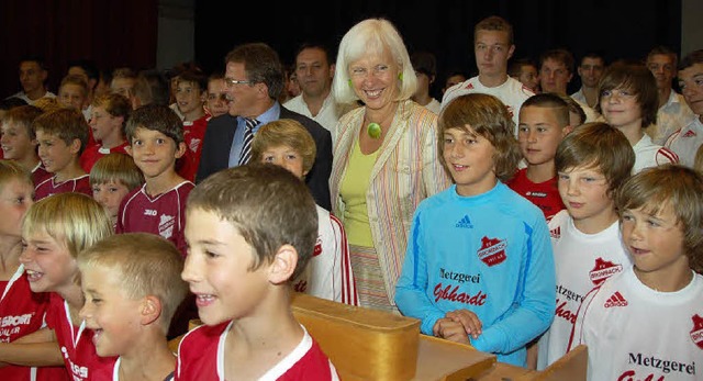 Eine Bhne voller Fuballer aus den Ma...terlin beim Festakt zum 100-Jhrigen.   | Foto: Nikolaus Trenz