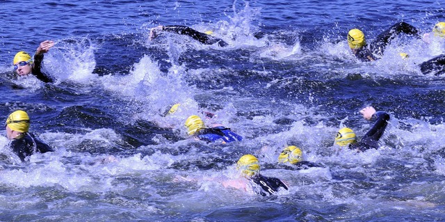 Beim Schwimmen kmpfen die Triathleten...en Armen und Beinen der Konkurrenten.   | Foto: Karl-Hermann Murst