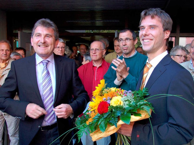 Martin Holschuh nimmt den Applaus der ...rgermeisters Jrgen Owald entgegen.   | Foto: Ralf Burgmaier