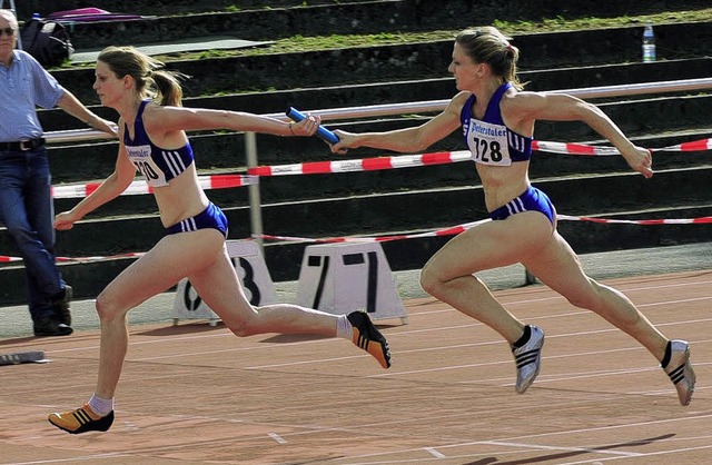 Perfekter Wechsel auf dem Weg zum Tite...tab an  Schlussluferin Angela Fleig.   | Foto: heiler