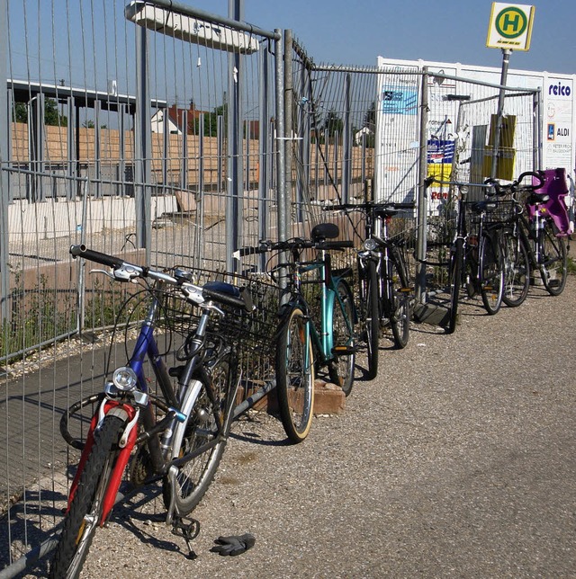 Die IG Velo spendiert  fr den neuen B...latz in Eimeldingen einige Veloboxen.   | Foto: langelott