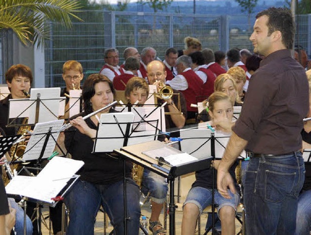 Das Platzkonzert des Musikvereins Ober...al das Wetter glcklicherweise hielt.   | Foto: Marion Domann