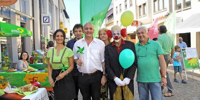 Frhliche Stimmung in der Emmendinger ...mit Windrdchen) vor seinem neuen Bro  | Foto: Dagmar Barber