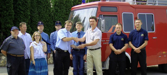 Bei der Schlsselbergabe (von links):... sowie zwei Feuerwehrmnner aus Ajka.   | Foto: gemeinde