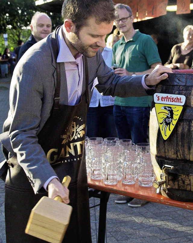 Schlagkrftig: Merzhausens Brgermeister Christian Ante beim Fassanstich.   | Foto: Tina Lindemann