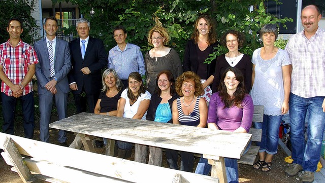 Stehen hinter den Kindergrten und der...nd  Rahel Mayer (sitzend von links).    | Foto: LAUBER