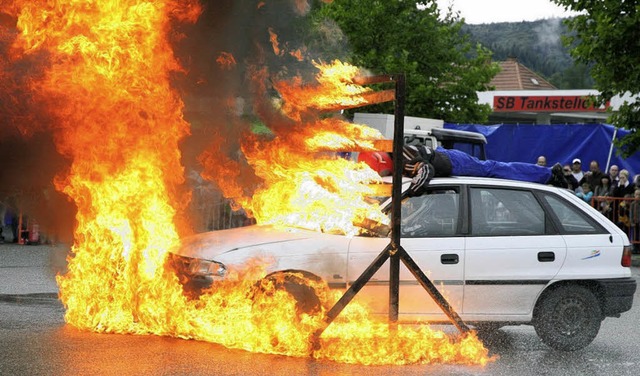 Durchs flammende Inferno raste ein Stuntman bei der Monster-Truckshow.  | Foto: Hans-Jrgen Hege