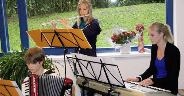 Matthias Wehrle, Melanie Wehrle und St...er-Orchesters ein Hochzeitsstndchen.   | Foto: Hrovje Miloslavic