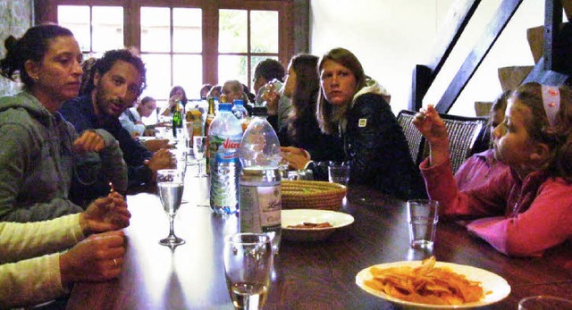 Die Besucher lassen es sich im Zehnthaus gut gehen.   | Foto: Britta Herzog