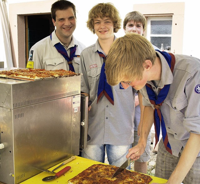 Pizza von den Pfadis   gab&#8217;s beim Jubilum in Rtteln   | Foto: Paul Schleer