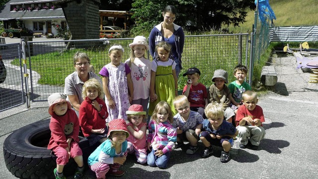 Die Hofsgrunder Kindergartenkinder mit den beiden Kindergrtnerinnen   | Foto: Barbara Odrich-Rees