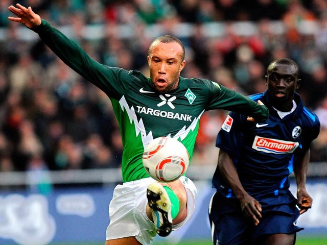 Das  Duell zwischen dem Bremer Mikael ... spielt, Silvestre ist aber verletzt.  | Foto: dpa