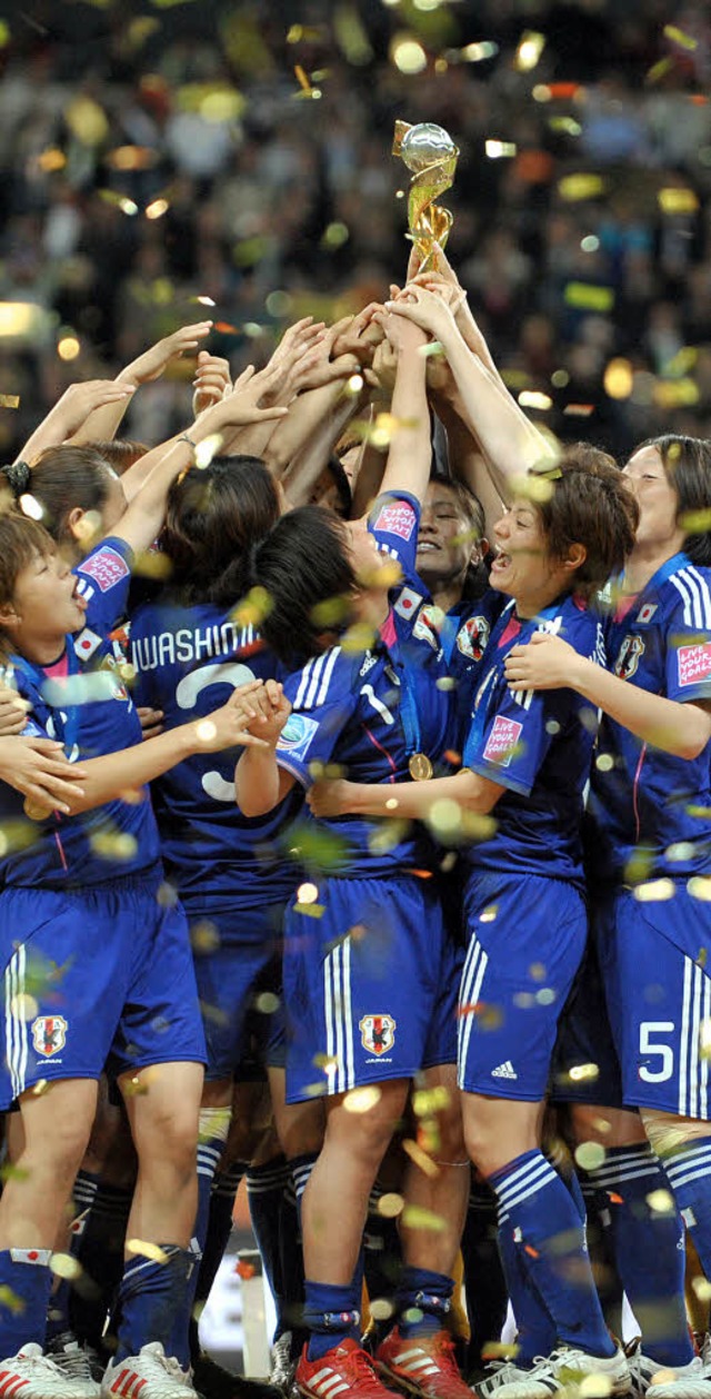 Auch im Jubel weltmeisterlich: das japanische Kollektiv mit der WM-Trophe   | Foto: dpa