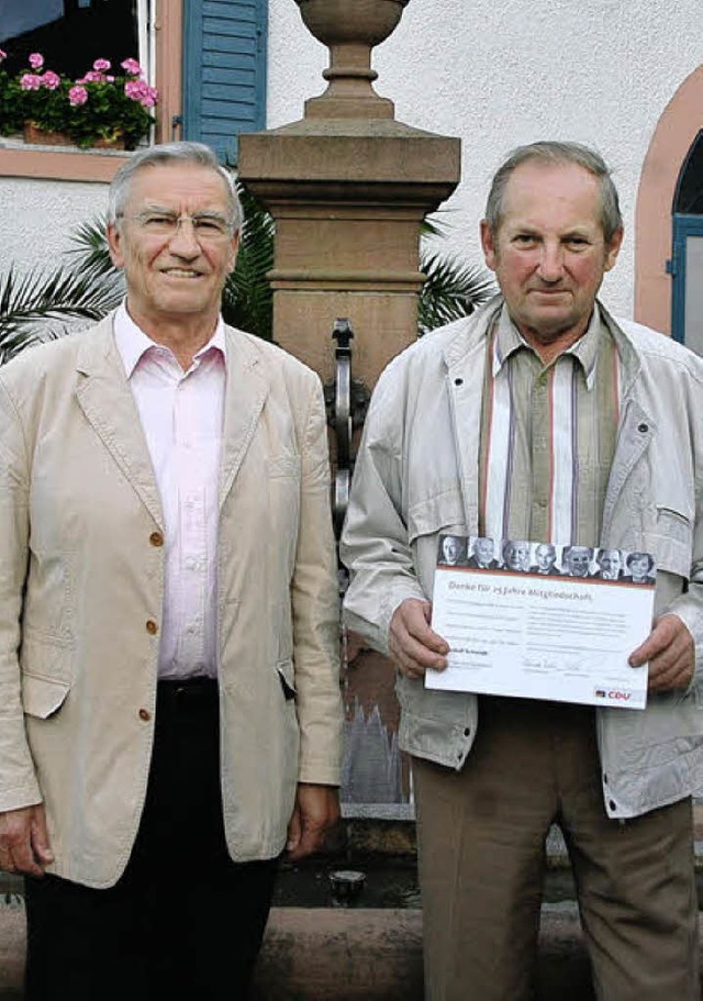 Karl-Anton Beha (l.) und Rudolf Schmidt wurden von der CDU Bombach geehrt.   | Foto: Schimanski