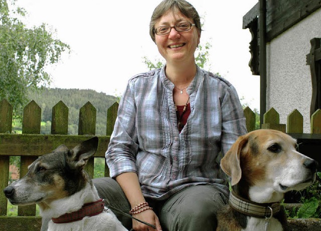 Tierischer Beistand: Die Hunde Shiva u...ihrem neuen Projekt auf dem Wisserhof.  | Foto: Christine Speckner