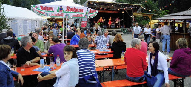 Gut besucht war das Zeltdorf beim Schlossbergock auf dem Sgplatz in Simonswald.  | Foto: horst dauenhauer